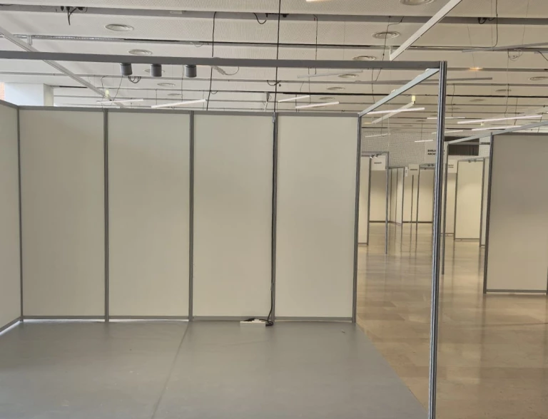 Cloison en métal blanc