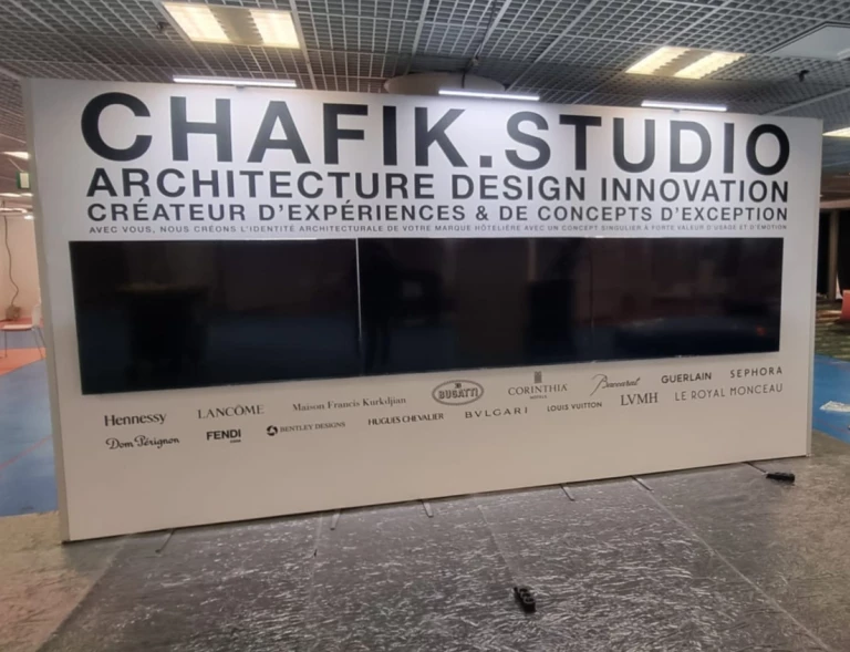 Mur de stand modulaire avec écrans TV télécommande