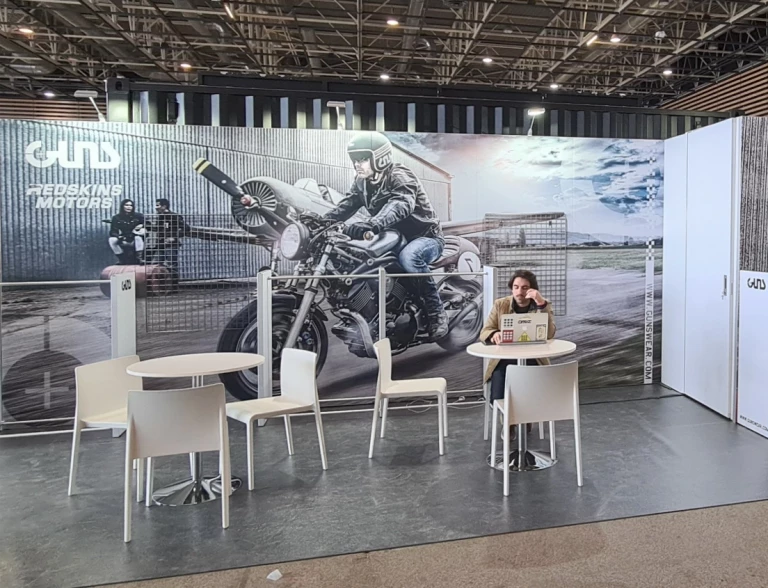 Stand modulaire avec mobilier pour marchandise