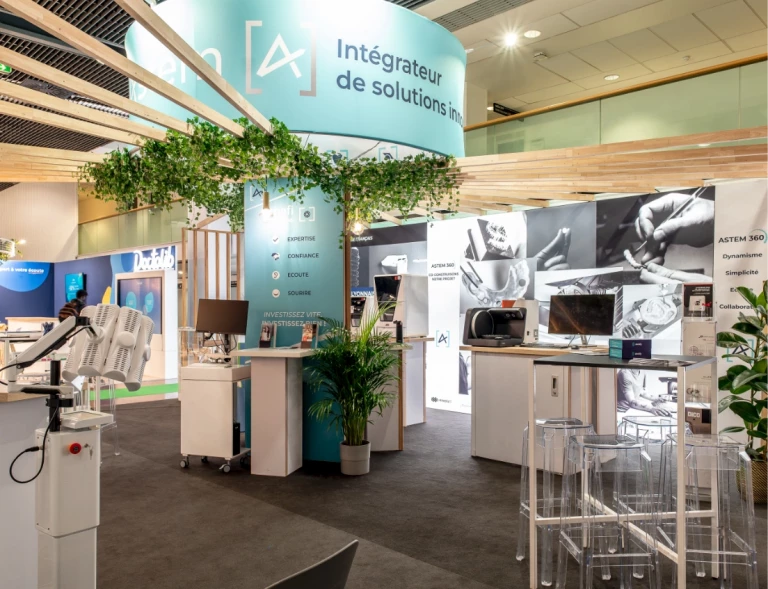 Stand personnalisé modulaire avec claustra bois