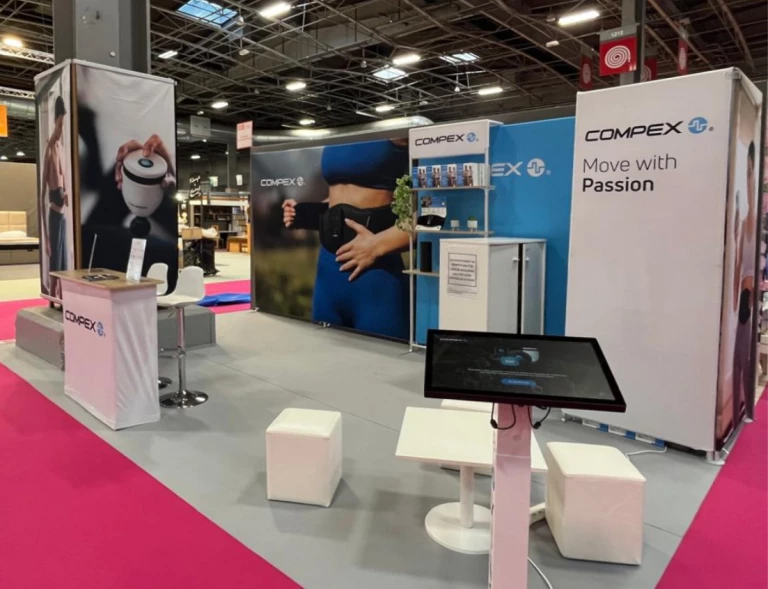 Stand portable personnalisé avec remise et étagère